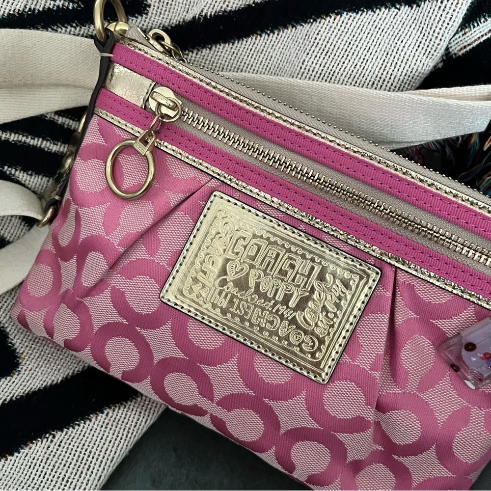 ✧・゚coach poppy hot pink 2000s canvas strap sling bag - Picture 5 of 11